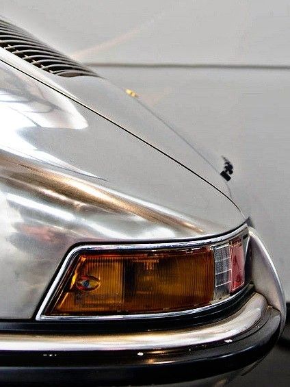 Les années 70 italiennes : chrome, verre fumé, lumière chaude — image 6
