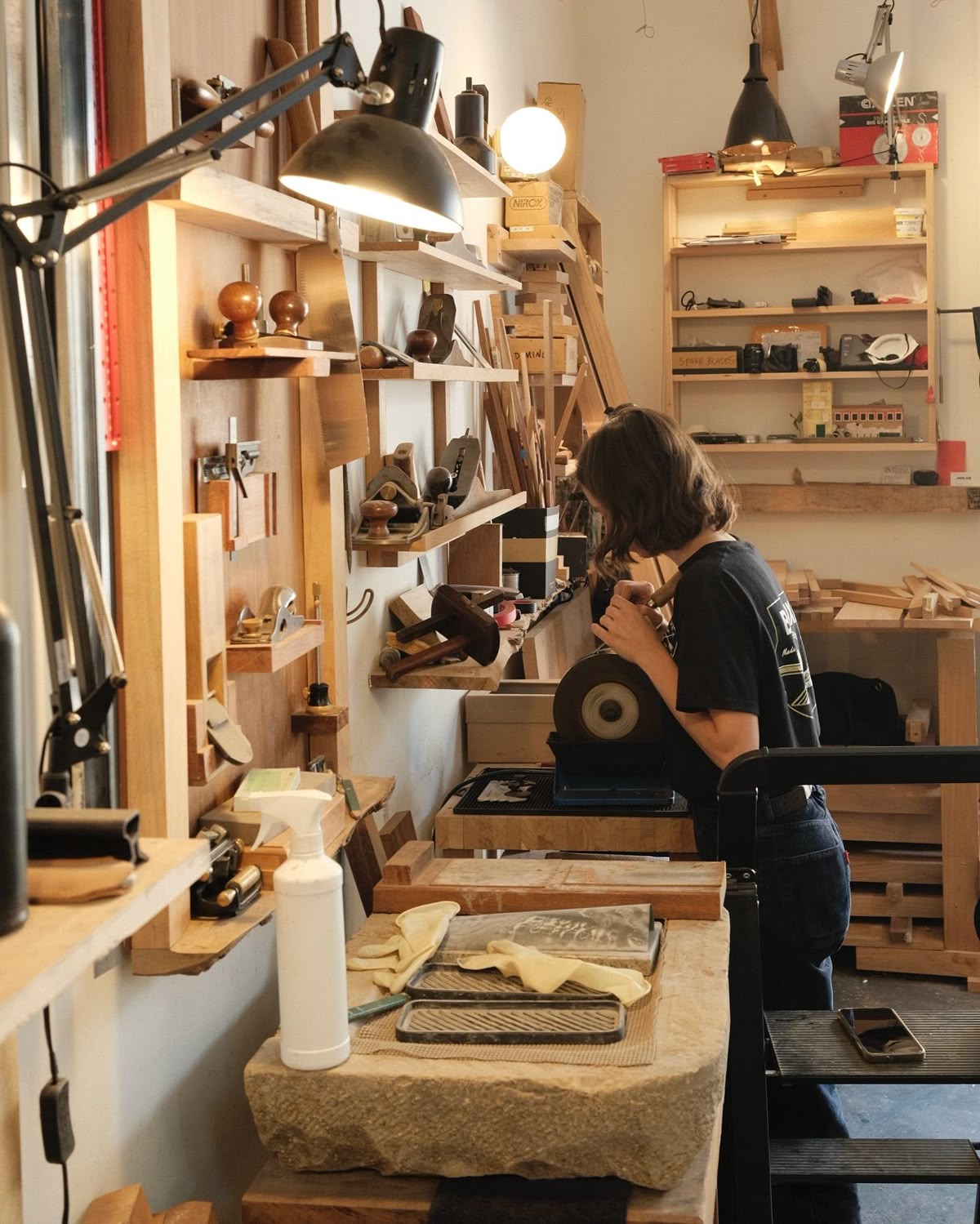 Dans l'atelier d'un ébéniste — illustration 4