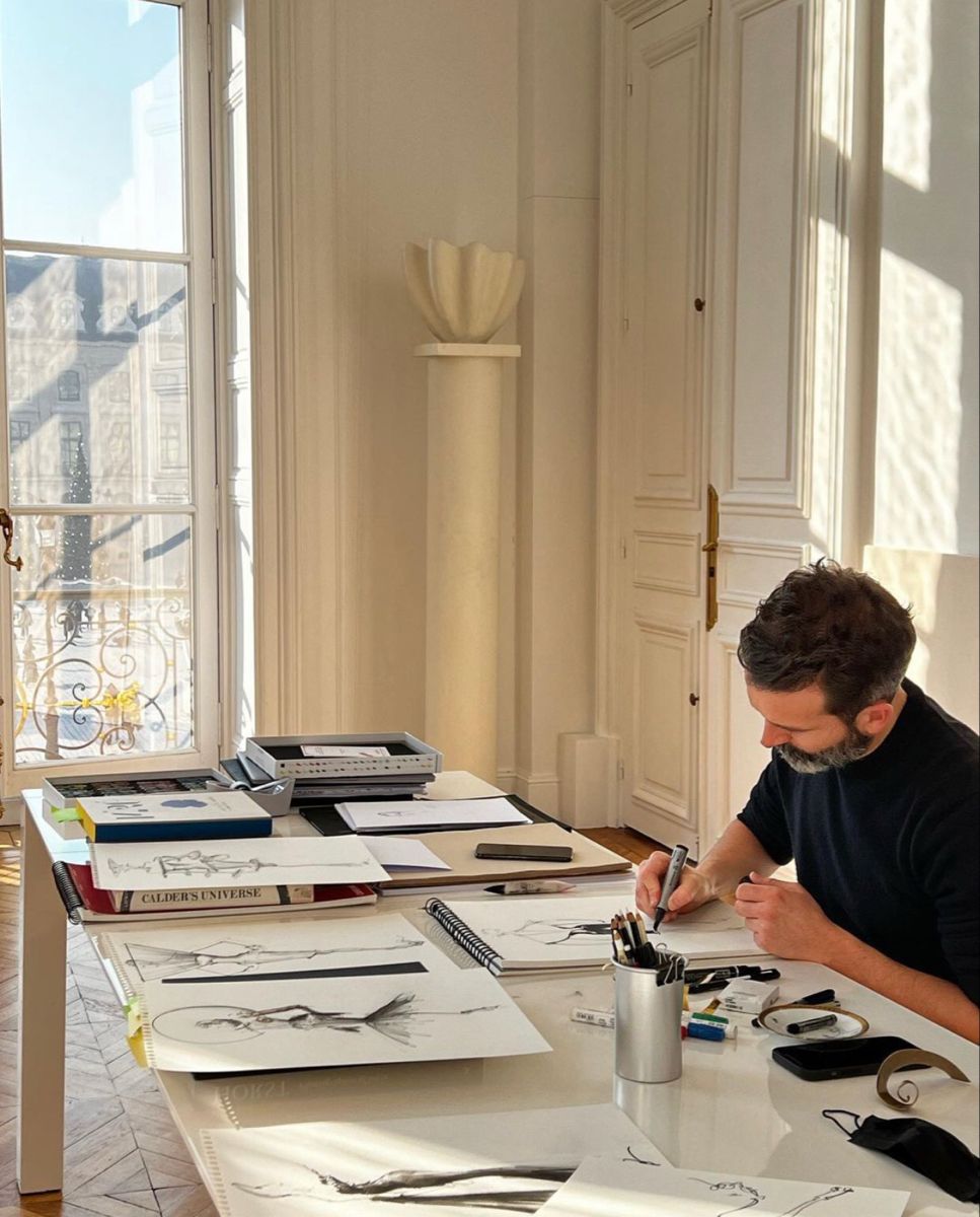 Inside a painter's studio: colour as matter — article Beyit Magazine