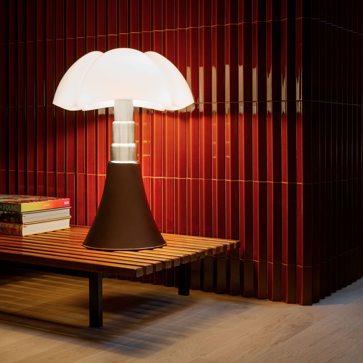 Lampada Pipistrello (Gae Aulenti): l'originale e le repliche — article Beyit Magazine