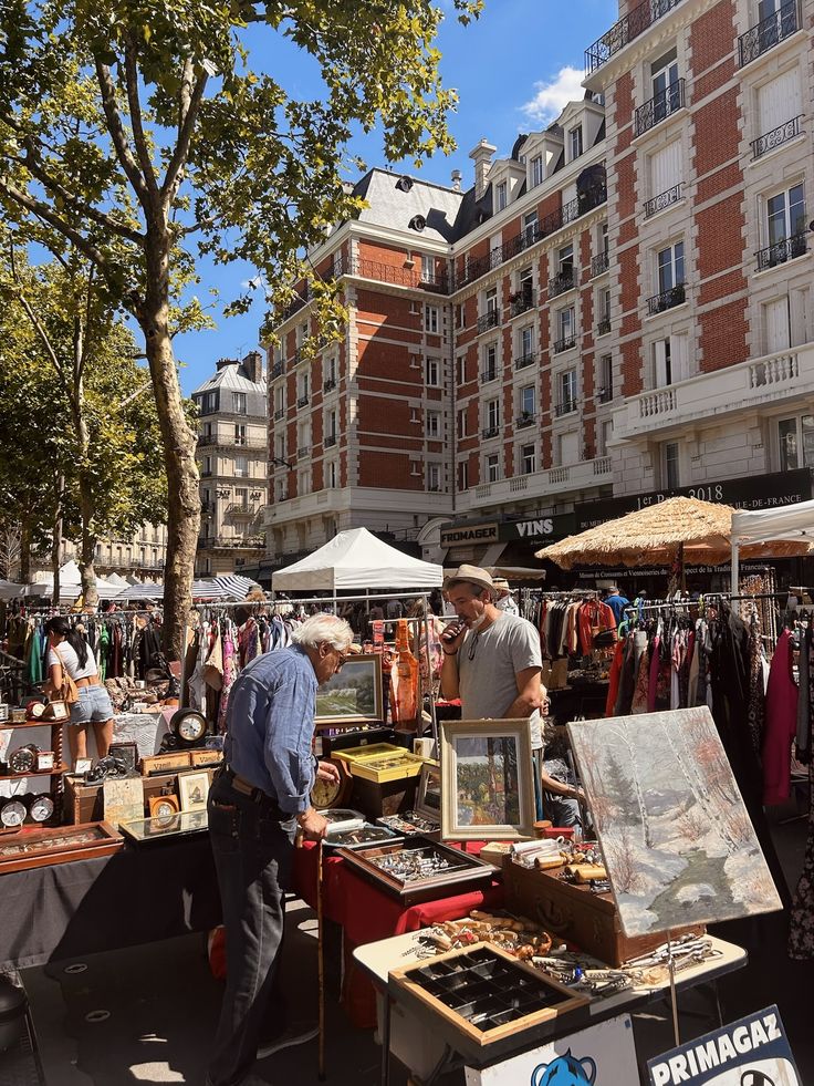 Marché aux puces de Saint-Ouen, allée Paul Bert — image 2