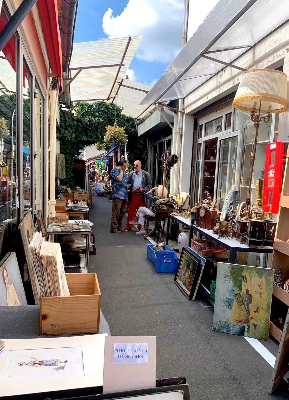 Marché aux puces de Saint-Ouen, allée Paul Bert — image 6