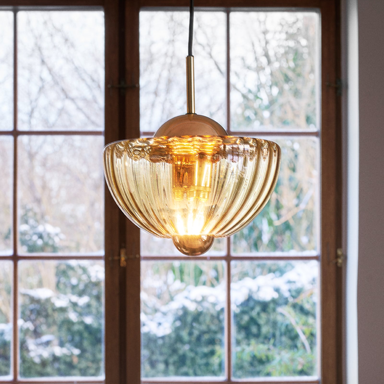 Suspension en verre soufflé ambre par Style artisanal scandinave — Beyit